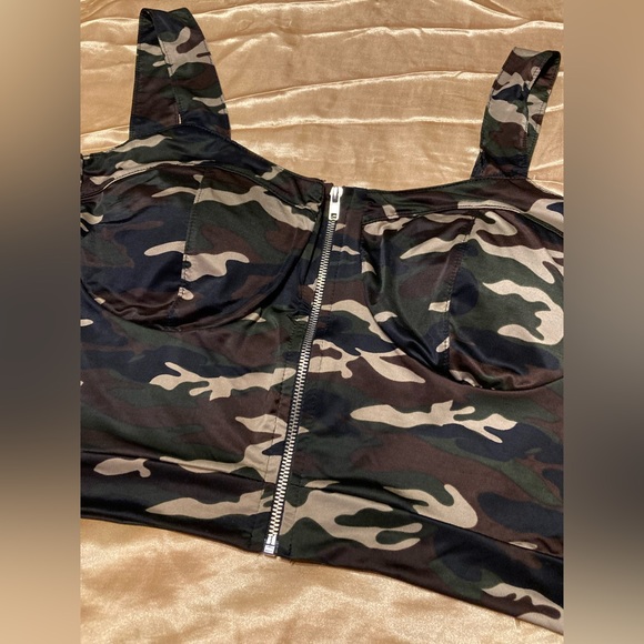 Camo Crop Top With Zipper - Picture 2 of 7